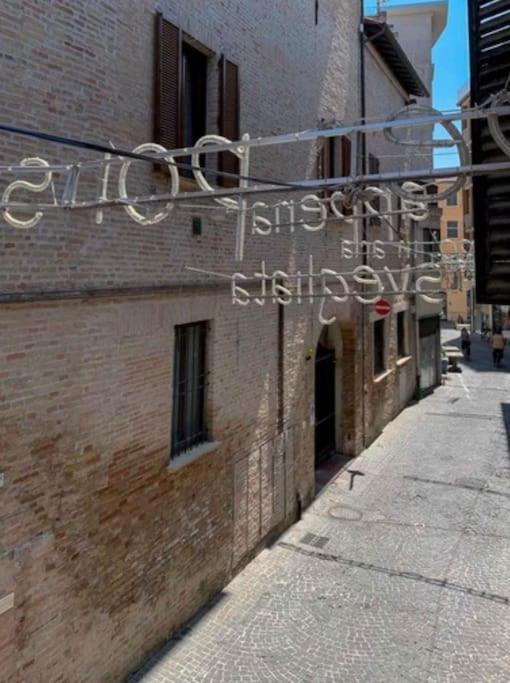 Appartamento Centro Storico Nuovo E Ristrutturato ペザロ エクステリア 写真